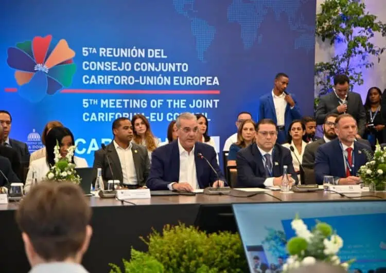 Luis Abinader durante un foro económico internacional abordando oportunidades comerciales entre el Caribe y Europa