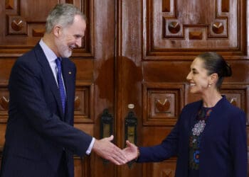 Mexicos' President Claudia Sheinbaum and King Felipe VI of Spain shake hands during a meeting at the Palacio Nacional in Mexico City on June 25, 2026. (Photo by Rodrigo Oropeza / AFP)
