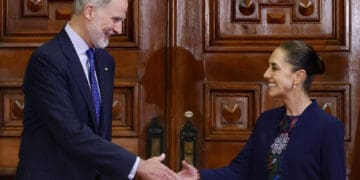 Mexicos' President Claudia Sheinbaum and King Felipe VI of Spain shake hands during a meeting at the Palacio Nacional in Mexico City on June 25, 2026. (Photo by Rodrigo Oropeza / AFP)