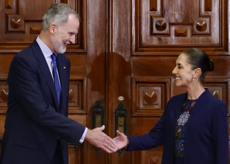 Mexicos' President Claudia Sheinbaum and King Felipe VI of Spain shake hands during a meeting at the Palacio Nacional in Mexico City on June 25, 2026. (Photo by Rodrigo Oropeza / AFP)