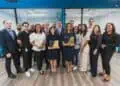 Personas del banco popular tomandose una foto con un premio