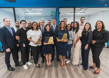 Personas del banco popular tomandose una foto con un premio
