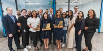 Personas del banco popular tomandose una foto con un premio