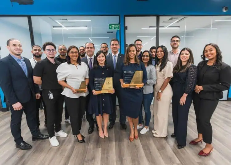 Personas del banco popular tomandose una foto con un premio