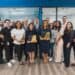 Personas del banco popular tomandose una foto con un premio