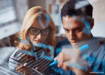 Pareja revisando sus números