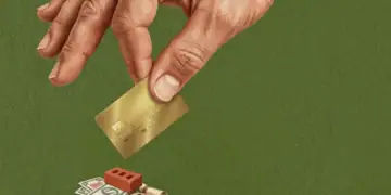 mano sosteniendo una tarjeta de crédito y ahorro