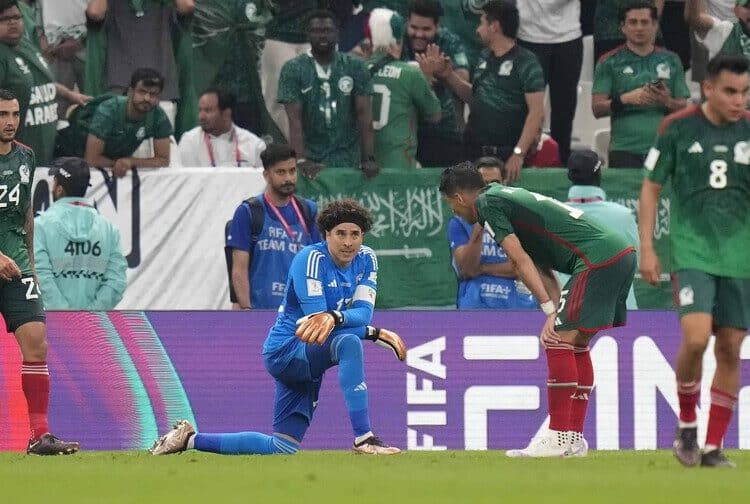 El arquero de México Guillermo Ochoa en el mundial de Qatar