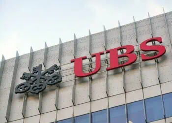 Letras del banco suizo UBS colgadas en una pared