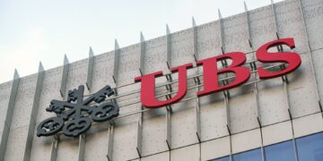 Letras del banco suizo UBS colgadas en una pared