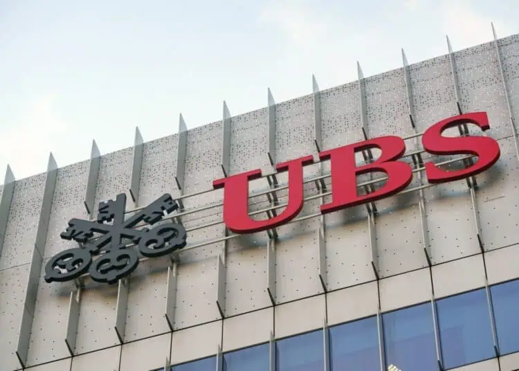 Letras del banco suizo UBS colgadas en una pared