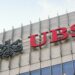 Letras del banco suizo UBS colgadas en una pared
