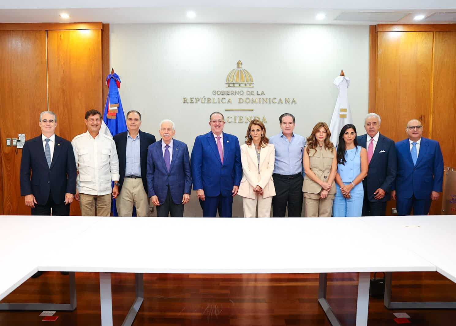 Ministro Magín Díaz durante una reunión con líderes empresariales