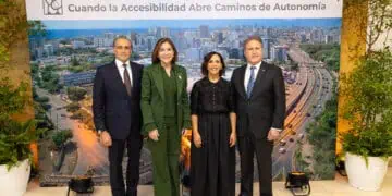 Hombres y mujeres posando para una foto