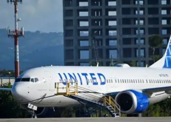 Avion en una pista estacionado