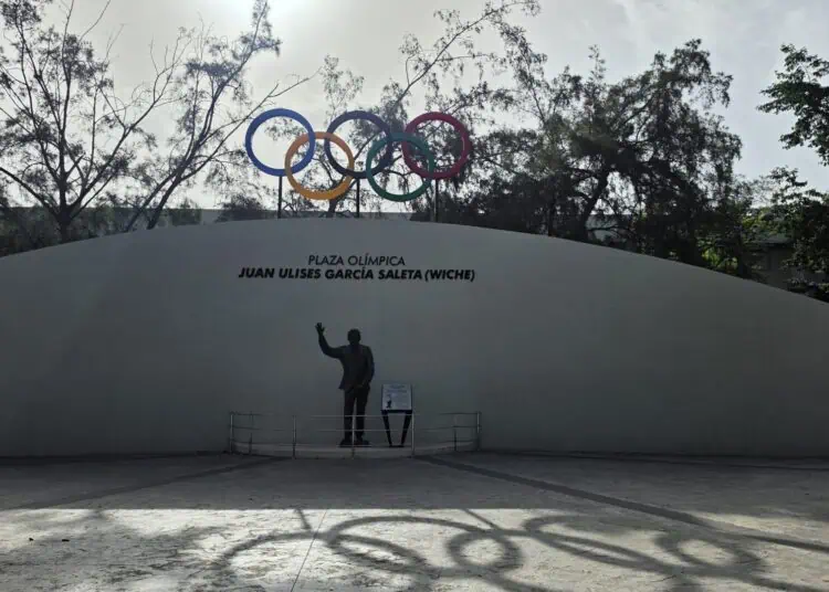 Estatua y medallas olímpicas