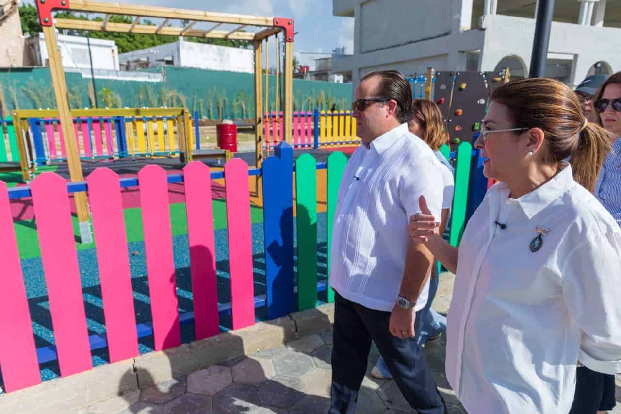 Hombre y mujer caminando en un parque