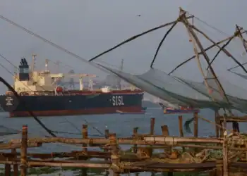 Un buque esperando para en el puerto
