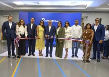 un grupo de personas inaugurando una sucursal del Banreservas