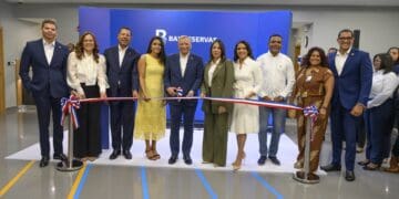 un grupo de personas inaugurando una sucursal del Banreservas
