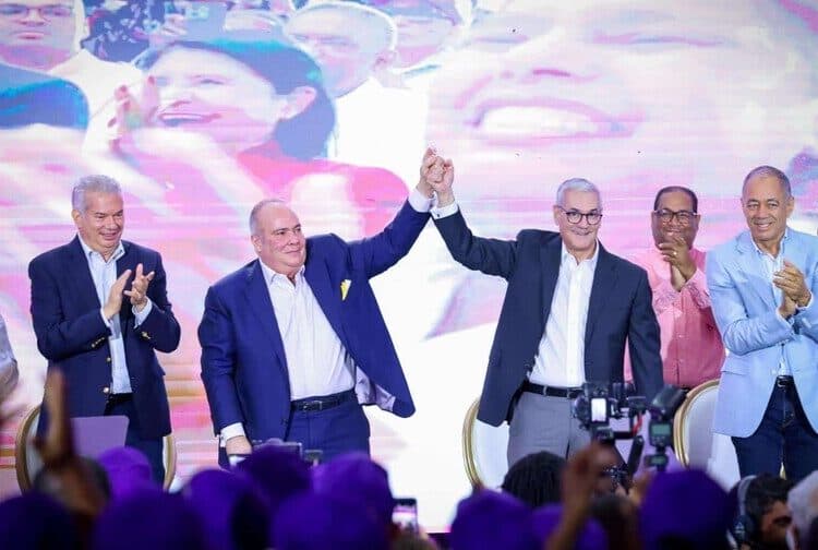 Charlie Mariotti respalda a Gonzalo castillo en un evento