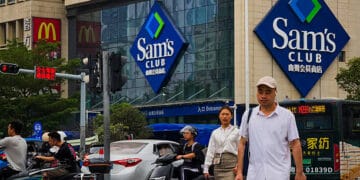 Personas caminando por las calles de Estados Unidos frente a un Sams club