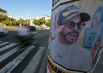 Un poster de Abelardo de la Espriella en un poste de luz