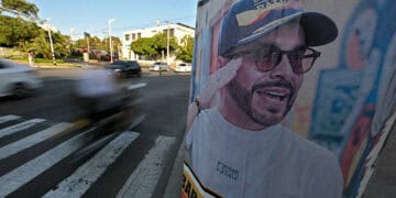 Un poster de Abelardo de la Espriella en un poste de luz