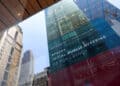 Edificio de cristales alto