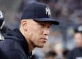 Aaron Judge sentado usando una gorra de los Yankees