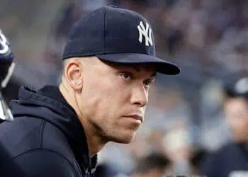 Aaron Judge sentado usando una gorra de los Yankees
