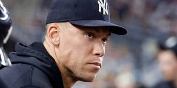 Aaron Judge sentado usando una gorra de los Yankees
