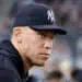 Aaron Judge sentado usando una gorra de los Yankees