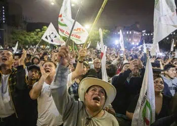 Personas en Perú celebrando el dia de las elecciones
