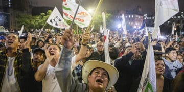 Personas en Perú celebrando el dia de las elecciones