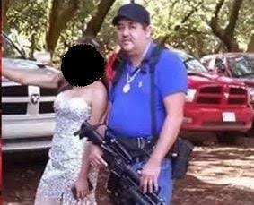 Hombre con una pistola en mano