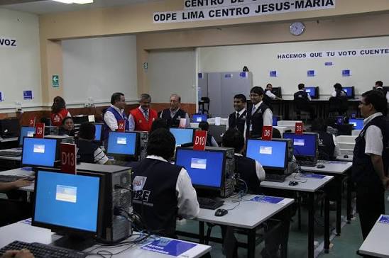 Centro de cómputo de la ONPE procesando actas electorales en Lima