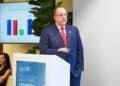 Ministro Magín Díaz durante una reunión con líderes empresariales