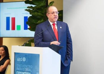 Ministro Magín Díaz durante una reunión con líderes empresariales