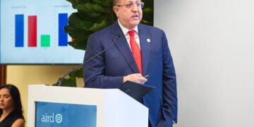 Ministro Magín Díaz durante una reunión con líderes empresariales