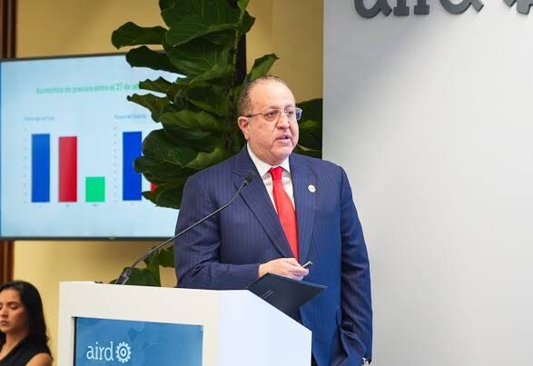 Ministro Magín Díaz durante una reunión con líderes empresariales