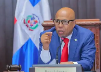 Pacheco insta al Congreso a Aprobar Medidas Económicas Ante Críticas de Fernández