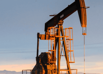 Petróleo de Texas baja 3.4% mientras Wall Street cierra mixto