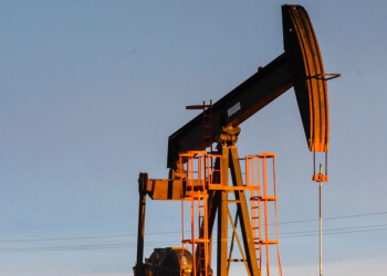 Petróleo de Texas baja 3.4% mientras Wall Street cierra mixto
