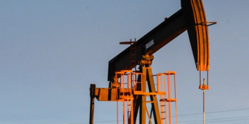 Petróleo de Texas baja 3.4% mientras Wall Street cierra mixto