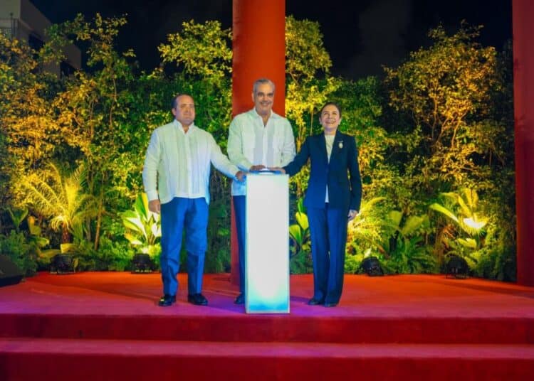 Abinader, Carolina y Paliza inauguran Paseo 30 de Mayo