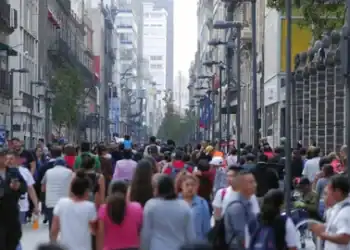 Personas caminando en el centro de la Ciudad de México