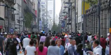 Personas caminando en el centro de la Ciudad de México