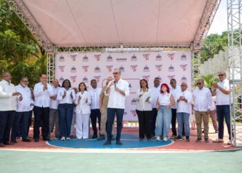 El presidente Luis Abinader durante la jornada de inclusión social Primero Tú en Santa Bárbara de Samaná