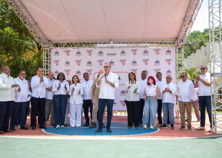 El presidente Luis Abinader durante la jornada de inclusión social Primero Tú en Santa Bárbara de Samaná